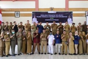 Bupati Kuningan berfoto bersama dengan jajaran Diskominfo Kuningan.